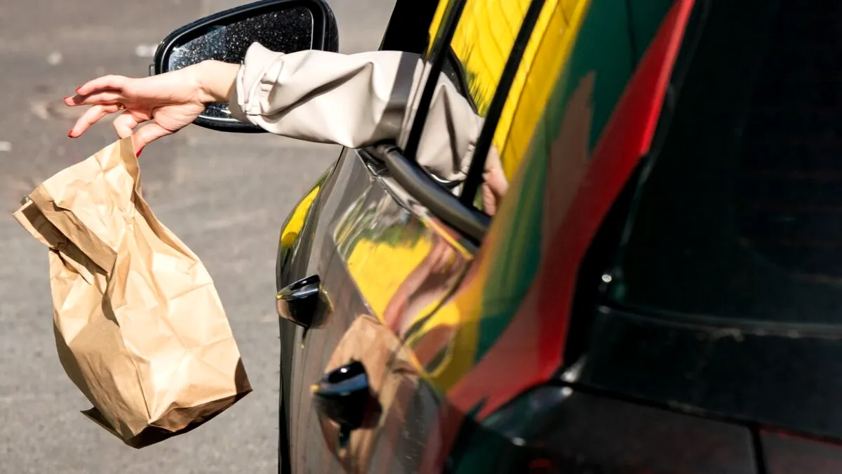 Video | Șoferul unui Mercedes-Benz de lux a fost amendat cu 45.000 de lei pentru că a aruncat gunoaie pe stradă