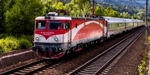 Trenul Budapesta-București s-a oprit în câmp. Locomotiva s-a defectat și nu a mai putut fi repornită