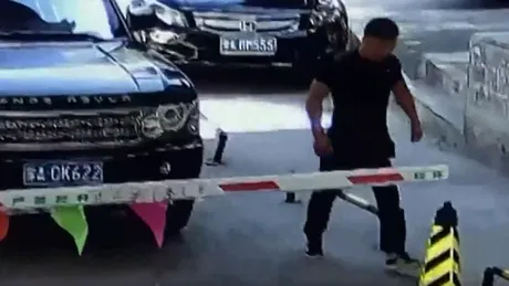 Doamne fereşte să-ţi iasă în cale un şofer ca ăsta. Road rage cu adversari inegali - VIDEO