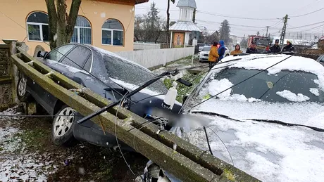 Accident spectaculos. O mașină a derapat și dărâmat un stâlp în Dâmbovița