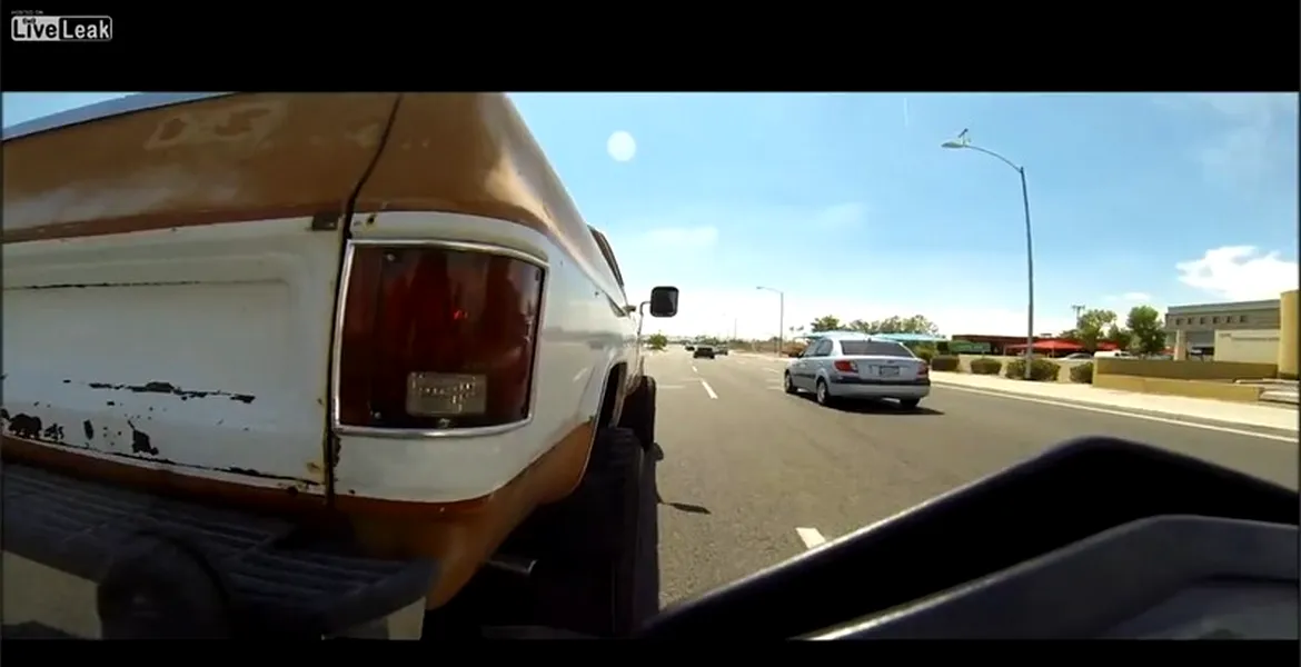 Motociclistul bun samaritean ajută un pick-up rămas în pană. VIDEO