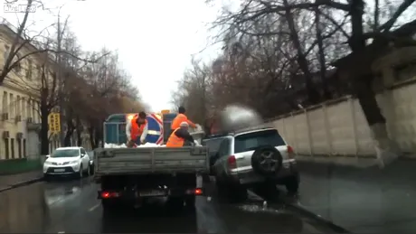 Cum se dă cu sare pe drum în Ucraina. VIDEO