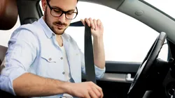 Adevărat sau fals: Dacă am airbag la mașină, nu trebuie să mai port centura?
