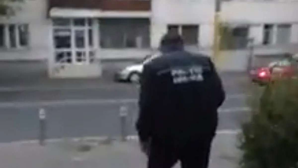 Se „clatină” legea. Imagini cu un poliţişt local beat au devenit virale pe Facebook | VIDEO