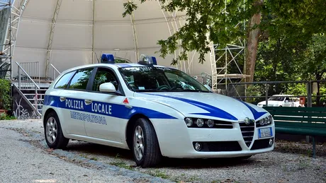 Un român a încercat să fure o mașină de poliție în Italia