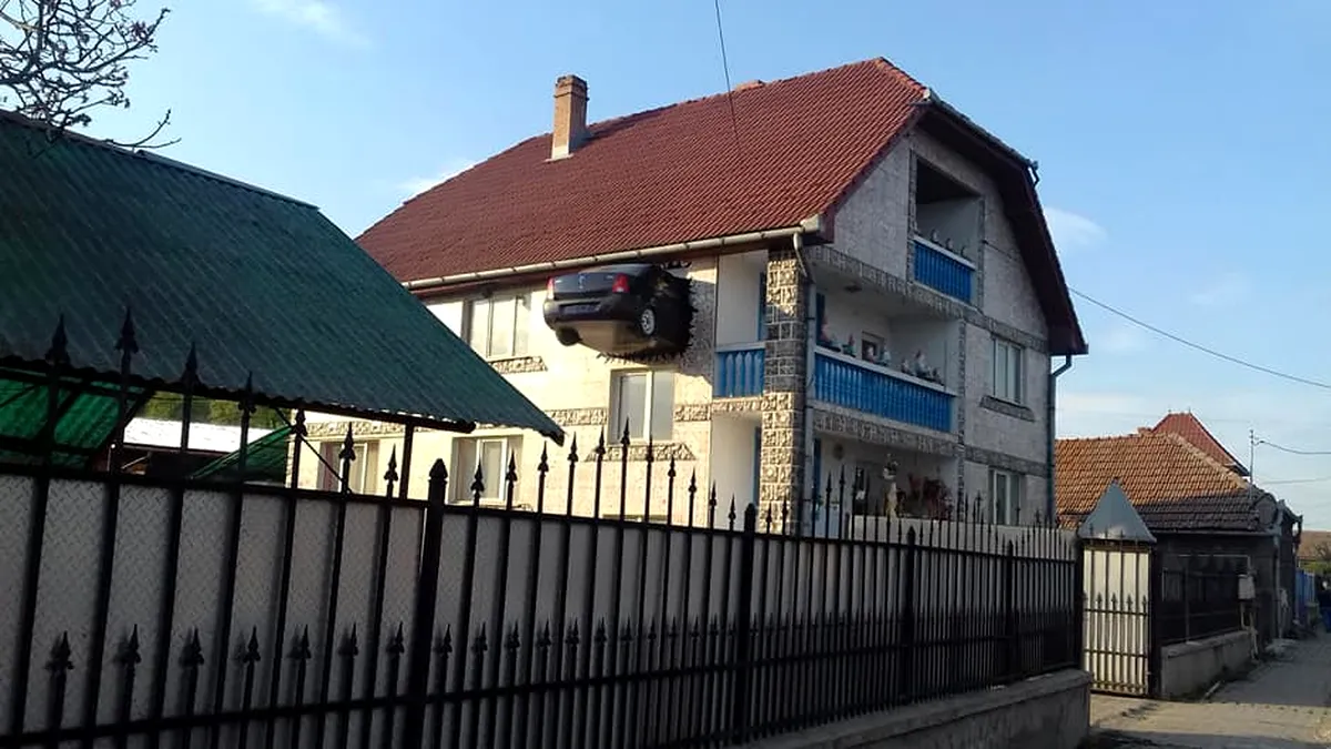 O maşină ”înfiptă” la etajul doi al unei case din România. De ce se află acolo - GALERIE FOTO