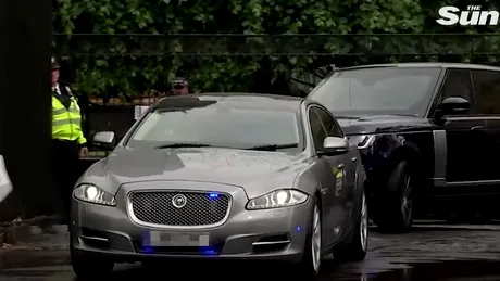 Premierul Boris Johnson, implicat într-un accident. Cum arată acum limuzina Jaguar XJ?