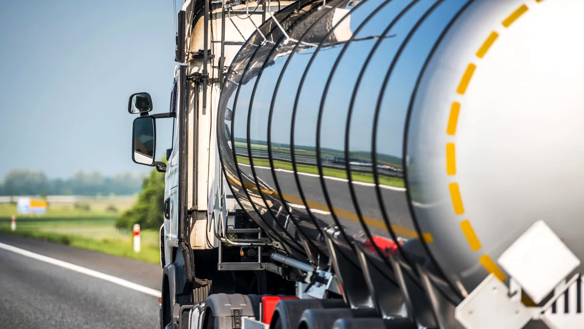 Cozi kilometrice de autocisterne la Năvodari. Rafinăria Petromidia, sufocată de solicitări de carburanți