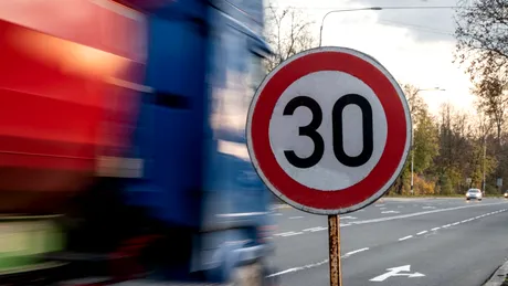 Viteza maximă, limitată la 30 km/h în localitate și pe Drumurile Naționale. Când se aplică această restricție