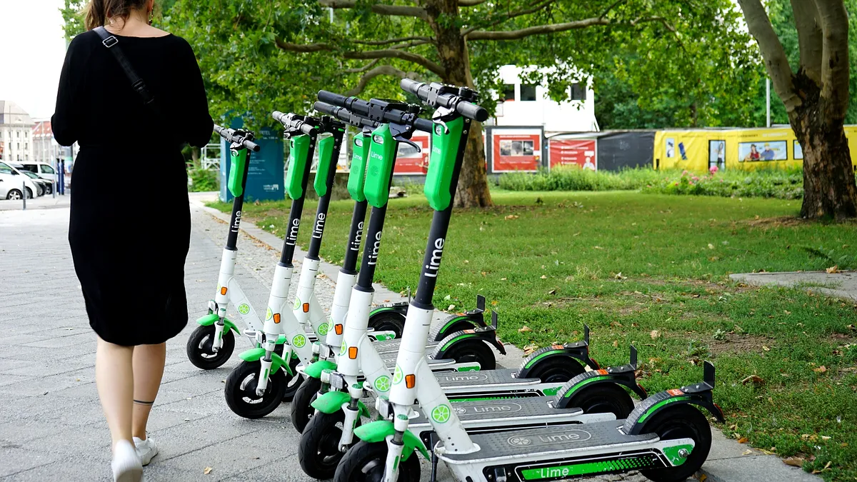 Trotinetele electrice de închiriat nu vor mai circula în parcurile din București. Acestea se vor opri automat