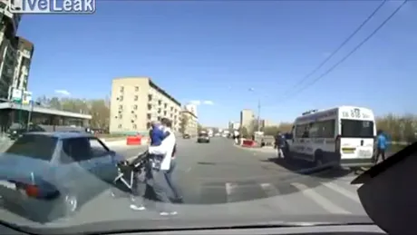 Neatenţia la trecerea de pietoni poate fi fatală. VIDEO