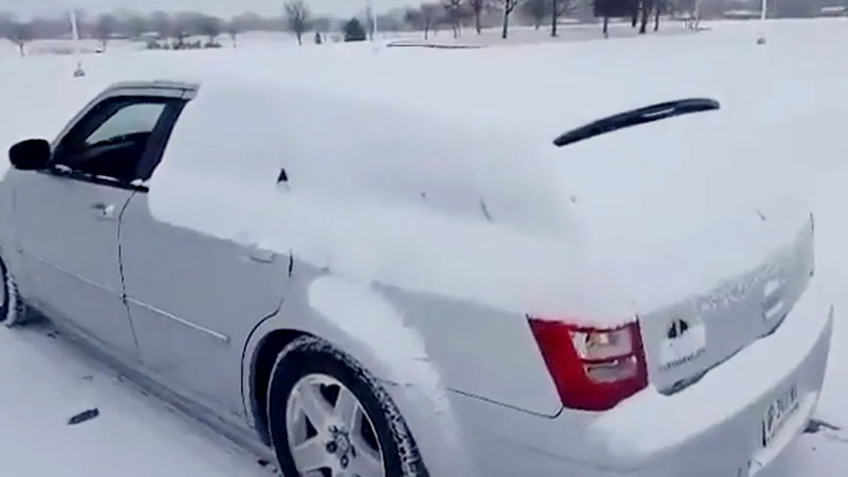 Cum se curăţă eficient maşina de zăpadă: instrucţiuni din Rusia. VIDEO