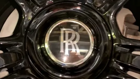 Cum se schimbă uleiul la un Rolls-Royce Phantom - VIDEO