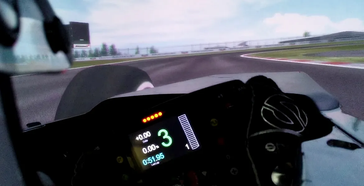 Ceva este în neregulă în clipul cu Alonso pilotând pe Silversone, pe simulator [VIDEO]