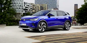 Surpriză pe piața mașinilor electrice din Europa! VW și Tesla, în top: Care au fost cele mai bine vândute modele în august 2025