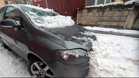VIDEO Mașini avariate grav de țurțuri de gheață și zăpadă la Alba Iulia