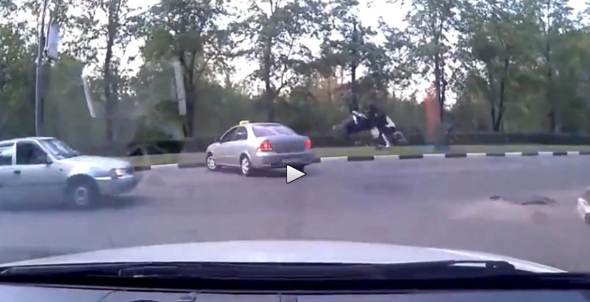 VIDEO: Flic-flac sinucigaş, pe motocicletă