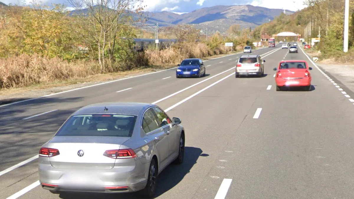 2025: Ce semnifică marcajul rutier „linie dublă continuă” și ce pățești dacă-l încalci?