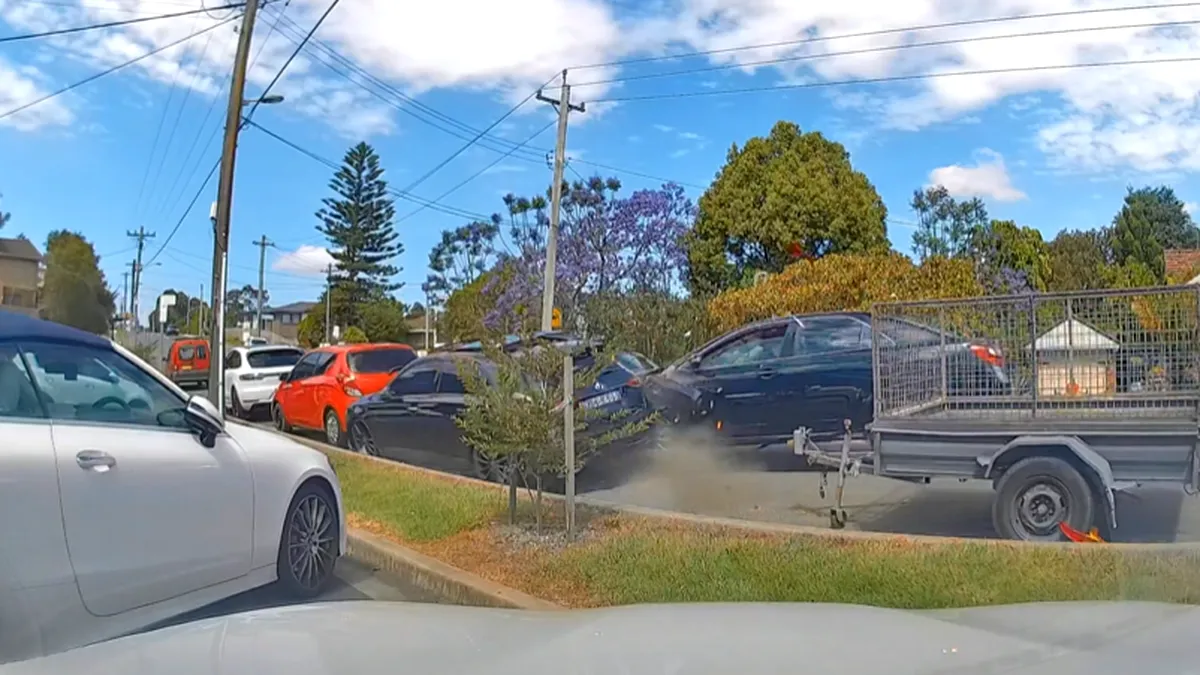 VIDEO - Momentul în care șoferul unei Toyota Camry lovește 3 mașini. Impact la doar 50 km/h