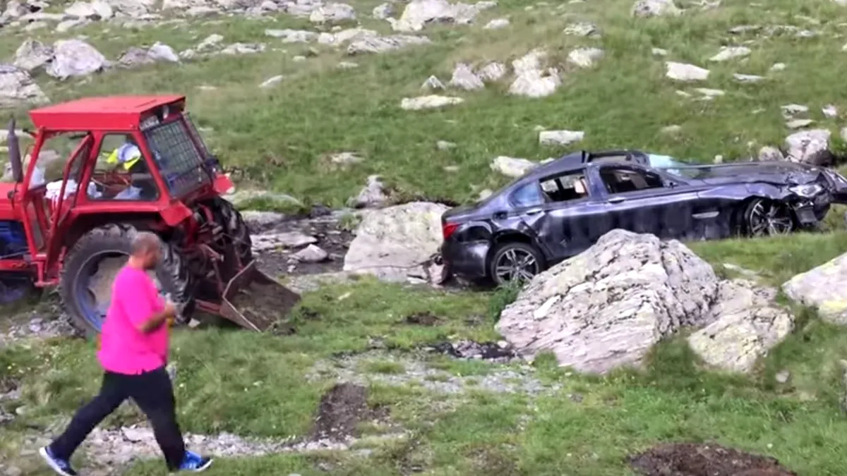 Operaţiunea de salvare a BMW-ului căzut în râpa de pe Transfăgărăşan - VIDEO