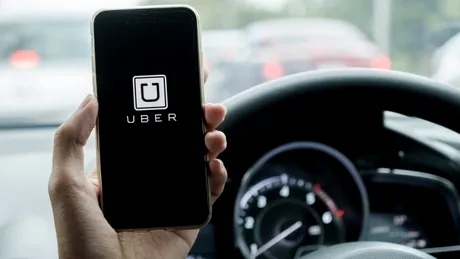 Momente de panică după ce un șofer de UBER a plecat în urmărirea altei mașini cu tot cu pasagerii aflați în spate. VIDEO