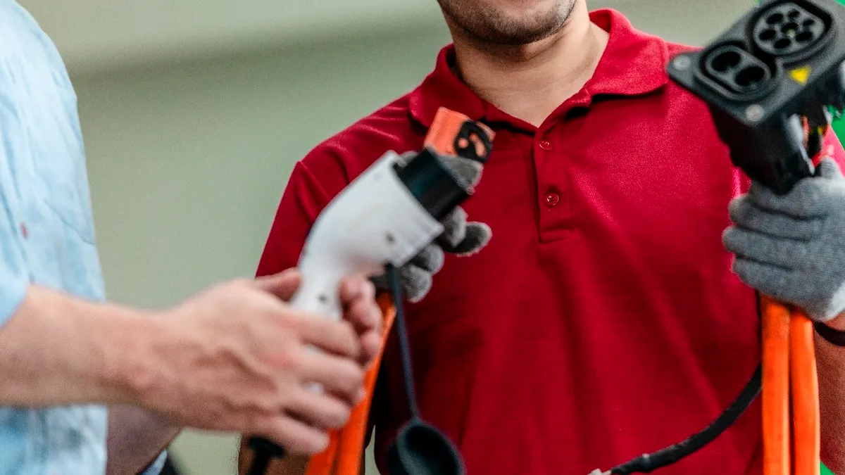 Ți-a fost furat sau avariat cablul de încărcare al mașinii electrice? Când poate interveni asigurarea auto