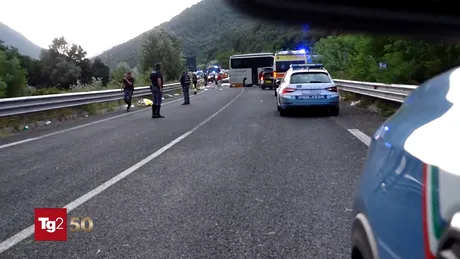 Video | Tragedie în Italia: 6 oameni au murit și peste 30 au fost răniți după ce un autocar s-a izbit frontal cu o autorulotă