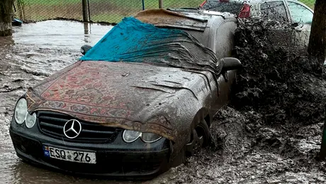 Ireal! Acest Mercedes încă pornește după ce a fost victima unei inundații la Chișinău