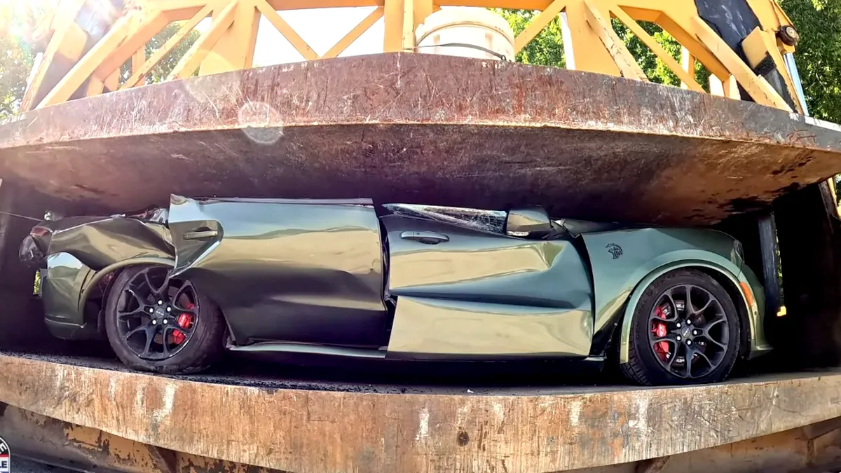 Un Dodge de 700 CP a fost strivit de autorități: lecție pentru cei care transformă strada în pistă