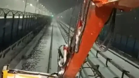 Video / Metrorex deszăpezește Magistrala 2. Cum sunt curățate șinele pe tronsonul Tudor Arghezi – Berceni