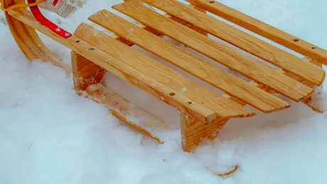 Harghita: Tractarea unei sănii cu 6 oameni pe ea de către un automobil a dus la decesul unui bărbat