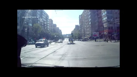 Şofer trece pe culoarea verde a semaforului, rămâne fără permis. VIDEO