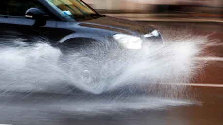 Viteza maximă pe ploaie: Cu 50 km/h mai mică decât în mod normal. Cât e amenda în acest caz
