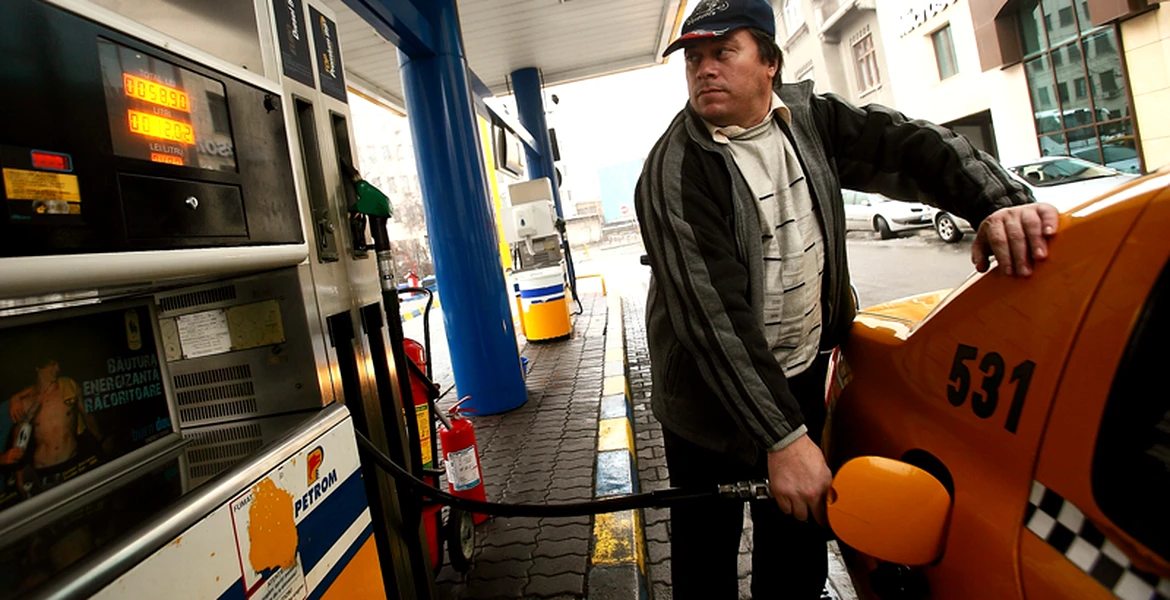 Benzinarii scumpesc carburanţii în lanţ după amenda fără precedent
