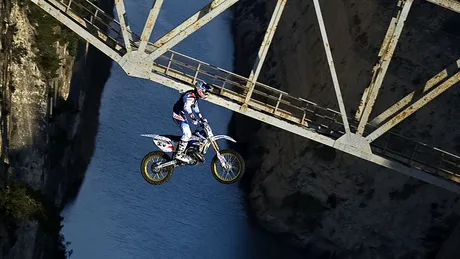 Robbie Maddison a sărit peste Canalul Corint din Grecia şi stabileste un nou record mondial