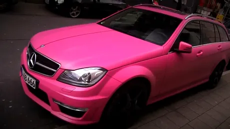 Ultima modă: Mercedes-Benz C 63 AMG vopsit în... roz mat