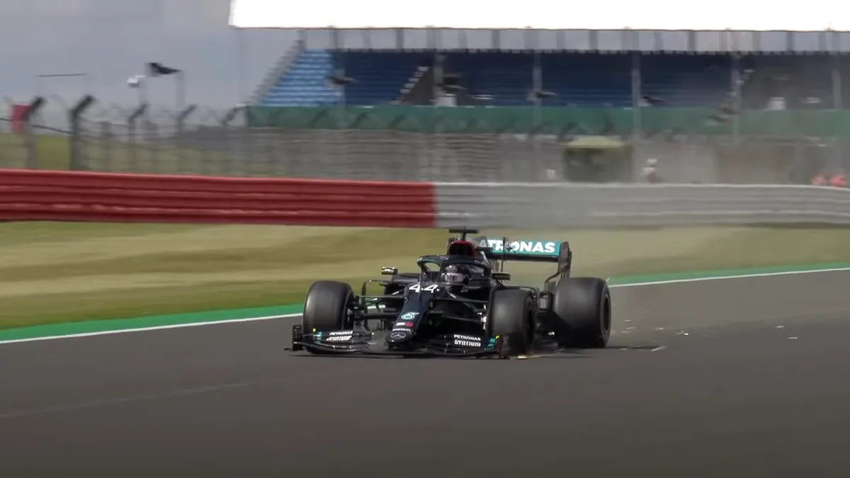 Două minute de foc la Silverstone. Cum a câștigat Lewis Hamilton cursa de Formula 1 cu un cauciuc spart?