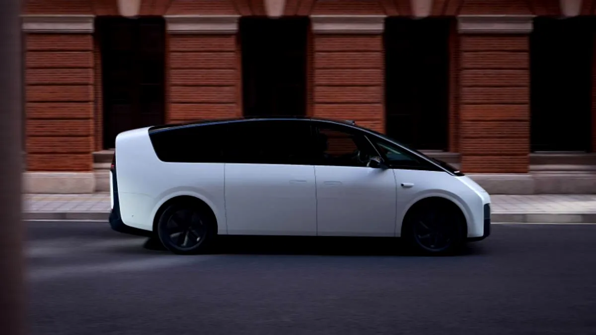 O mașină electrică a luat foc în mers. A ars complet în câteva secunde - VIDEO