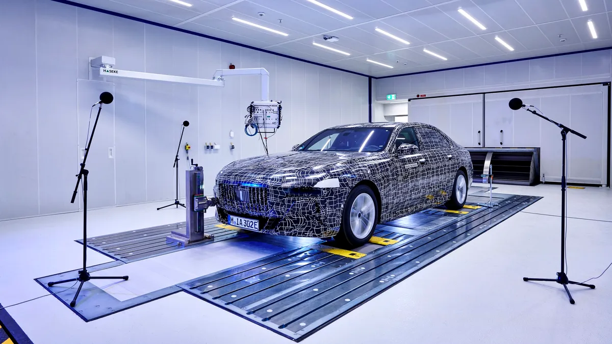 Viitorul sedan electric BMW i7 a ajuns în faza testelor acustice (cu video)