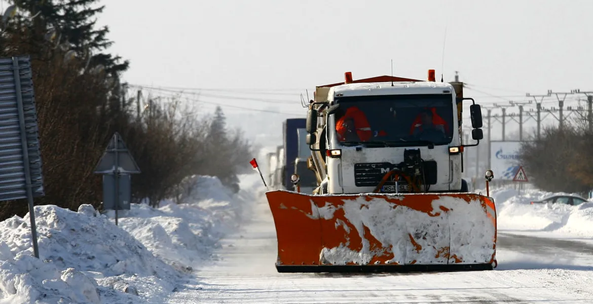 O autospecială de deszăpezire a luat foc pe Autostrada Soarelui