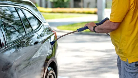 Cum eviți aglomerația de la spălătoriile auto? Dedeman are în oferta sa un aparat de spălat cu presiune Bosch la reducere