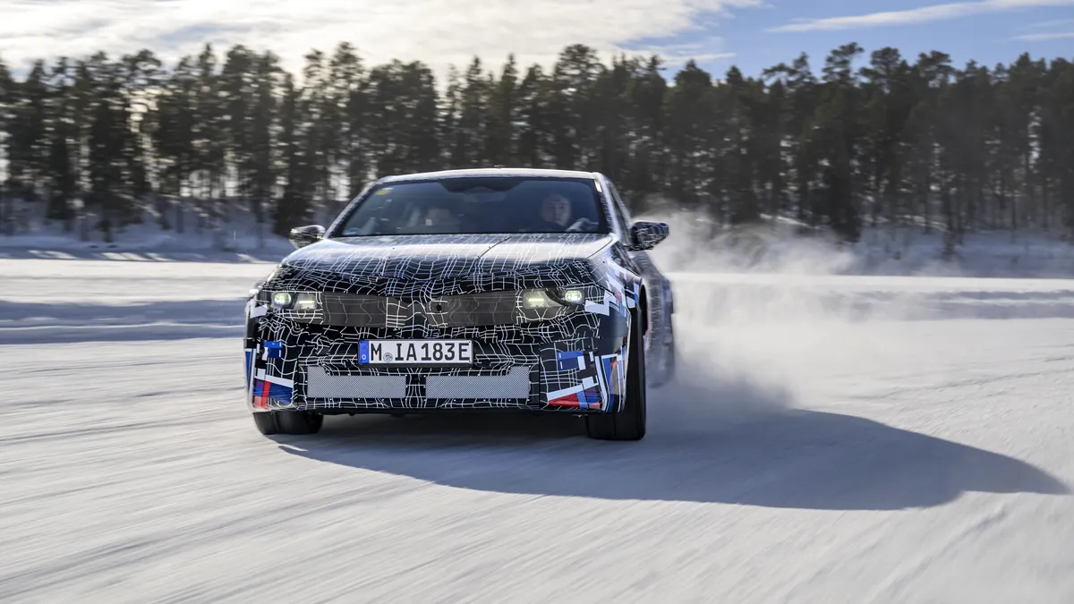 Vești bune pentru „puriști”: BMW nu renunță nici la motoarele V8, nici la modelele coupé