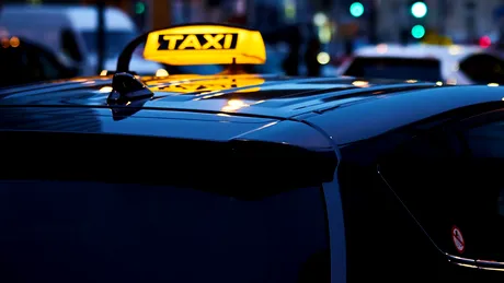 Taxi fără licență, surprins operând la aeroporturile din Capitală. Cum arată un taxi-fantomă - FOTO