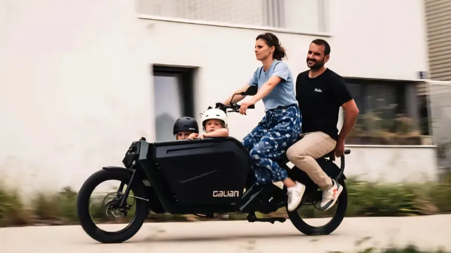 Bicicleta electrica Le Formidable poate transporta pana la 4 copii sau 150kg de bagaje