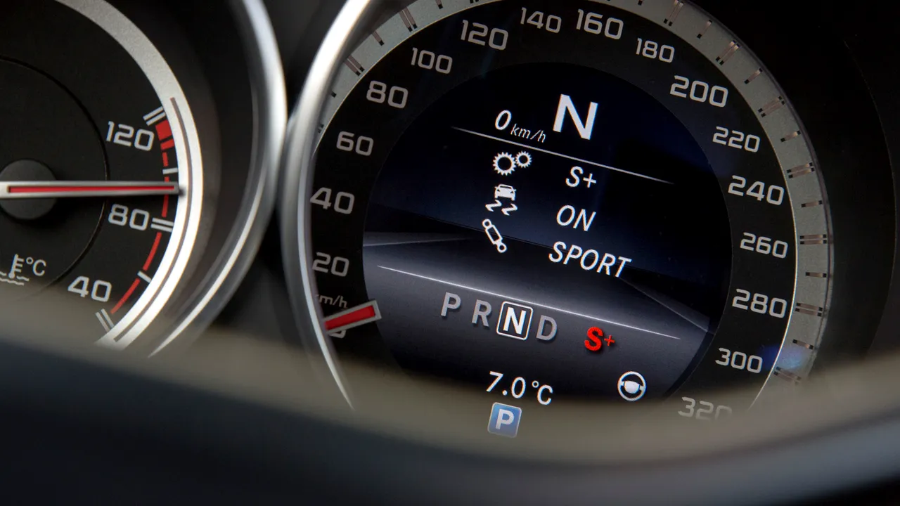 1-2014-mercedes-benz-e63-amg-neutral-gear 