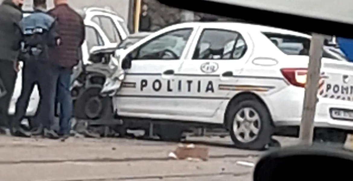 FOTO. Coliziune între un biciclist și o mașină de poliție în București