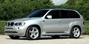 <span class='prepend'>Foto |</span> O companie de îmbrăcăminte a colaborat cu BMW pentru un X5 de primă generație cu motor V10 și transmisie manuală