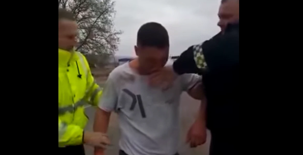 VIDEO – Un poliţist din Republica Moldova a fost muşcat de deget de un şofer băut. Bărbatul a refuzat minute în şir să-l elibereze