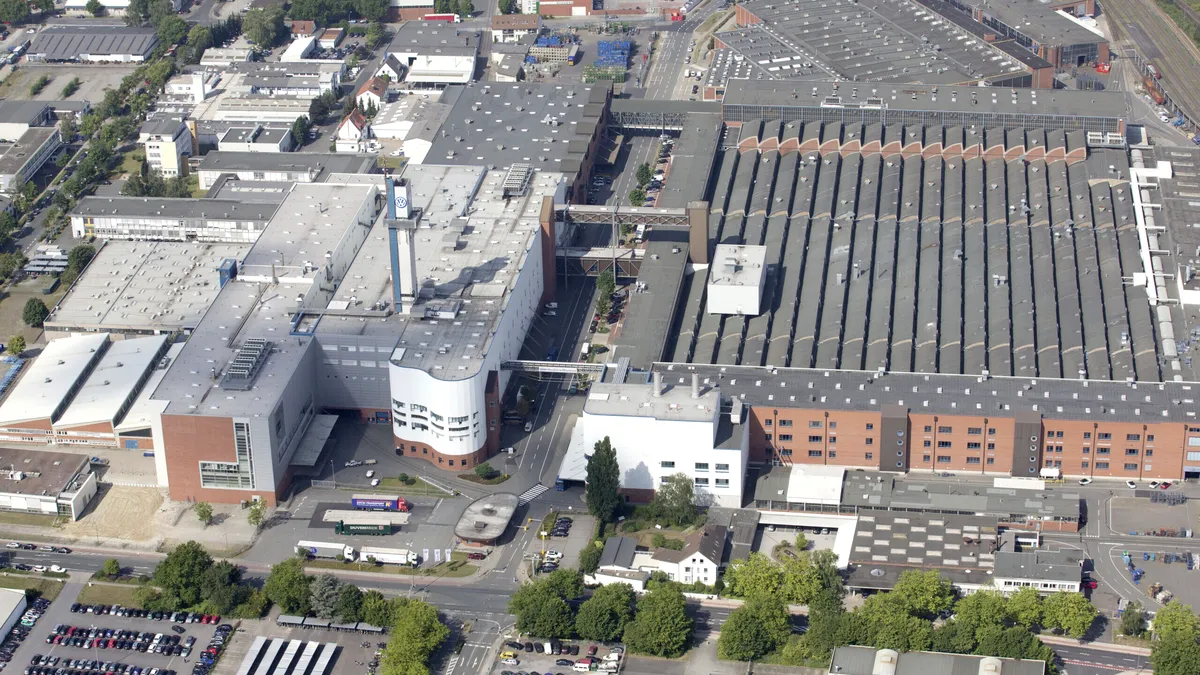 Volkswagen a încheiat un acord preliminat de vânzare a unei fabrici din Germania. În loc de mașini, uzina din Osnabrück va intra în domeniul apărării