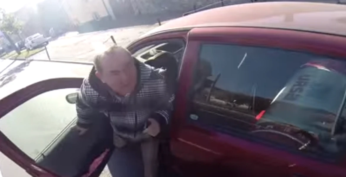 VIDEO. După ce un biciclist în roagă să elibereze banda lui, şoferul acesta din Braşov îi arată ce poartă la el pentru „protecţie”